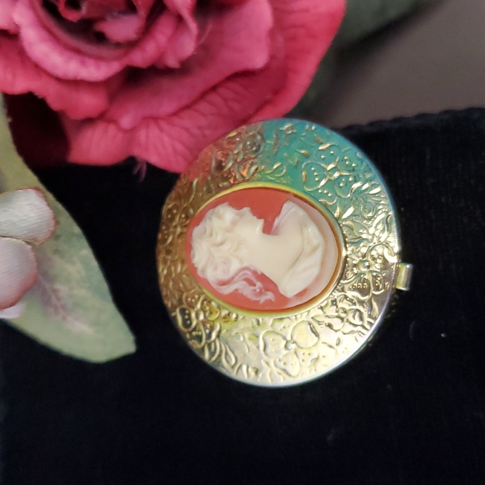 Vintage 1960s Cameo Divided Pill Box Round Goldtone